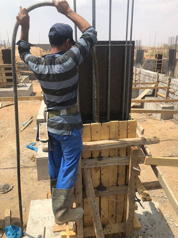 دمك الخرسانة بالهزاز لتجنب تعشيش الأعمدة والجدران